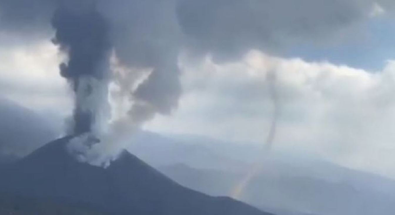 Enorme tornado durante l’eruzione del vulcano Cumbre Vieja: perchè si è formato?