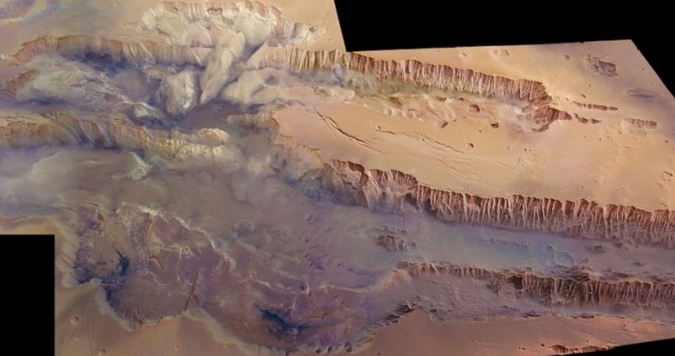 Clamorosa scoperta su Marte: rilevata acqua nel sistema di canyon Valles Marineris. I dettagli