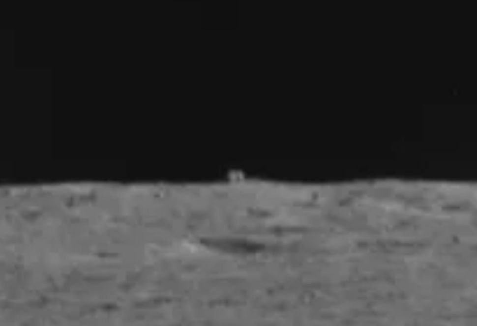 Il rover Yutu 2 avvista uno ‘strano’ cubo sul lato nascosto della Luna
