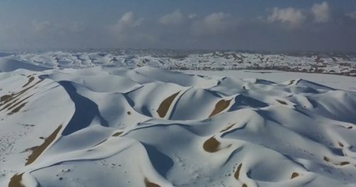 Rarissima nevicata trasforma il deserto Taklamakan. Il video