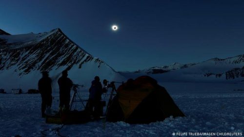 Il Sole si oscura in Antartide. Le immagini spettacolari