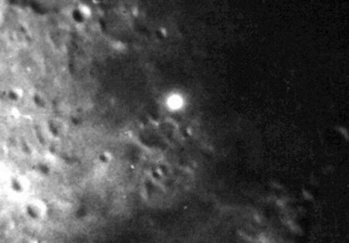 Spazio: sulla Luna si verificano strani bagliori luminosi e nessuna sa il perché