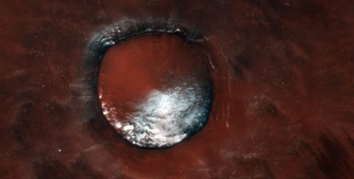 Individuato ghiaccio d’acqua superficiale in un cratere di Vastitas Borealis su Marte: i dettagli