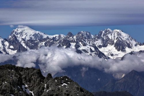 Scatola con seimila pietre preziose tra cui smeraldi e zaffiri scoperta sul Monte Bianco