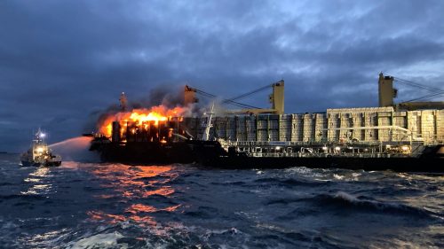 Le fiamme sul mercantile Almirante Storni hanno rischiato un disastro ambientale