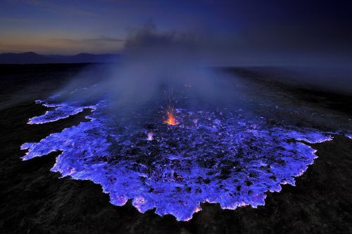 Indonesia: alla scoperta del vulcano che erutta lava di colore blu