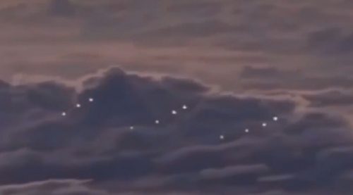 Sciame di misteriose sfere luminose in cielo, è un UFO? Le incredibili immagini
