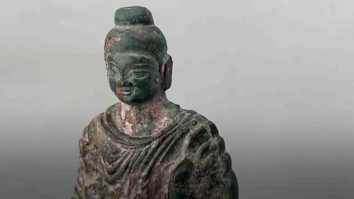 Cina: scoperte in una tomba due antichissime statue di Buddha