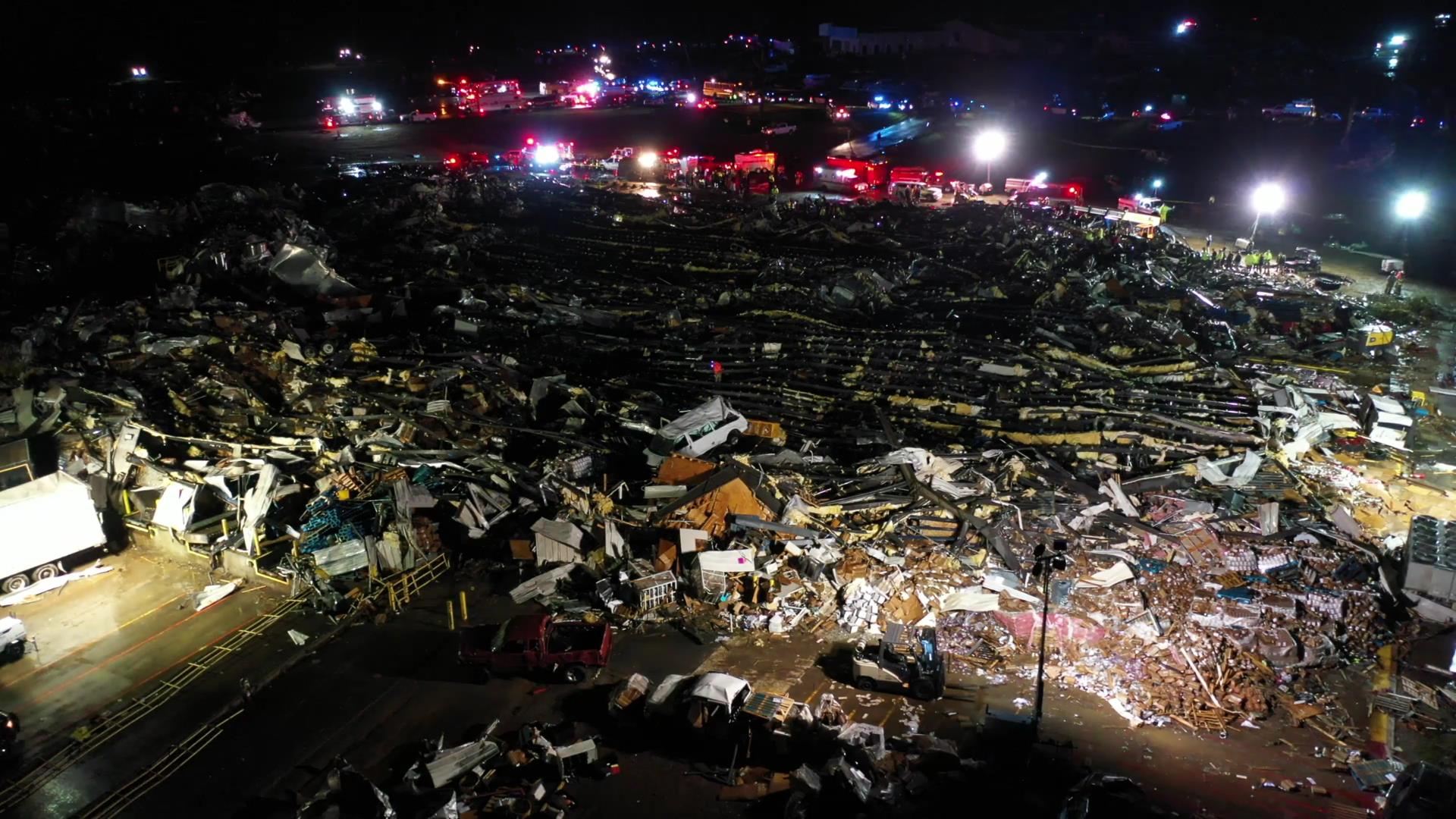 USA: violentissimi tornado si abbattono su 6 stati; distrutto un hub di Amazon