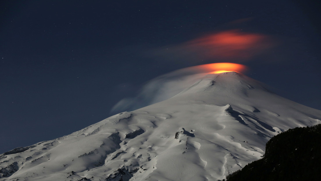 Un ex pilota cileno diventa la prima persona a volare su vulcano attivo. Il video