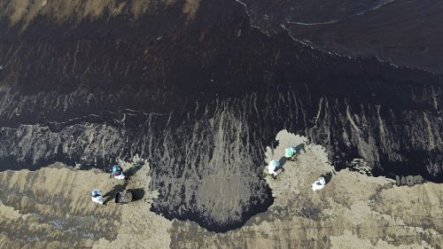Tsunami di Tonga provoca fuoriuscita di petrolio in Perù