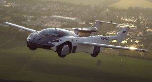 “AirCar”: l’auto che si trasforma in aereo in vendita tra un anno