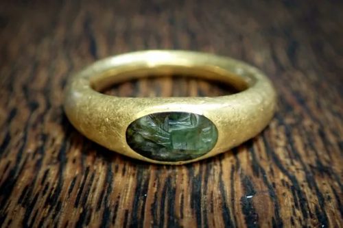 Inghilterra: la moglie gli regala metal detector. Lui scopre anello romano nel giardino