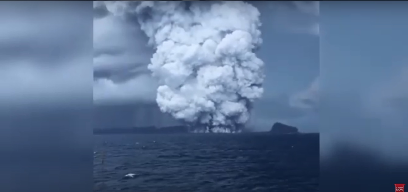 Esplode vulcano sottomarino a Tonga: tsunami e colonna di cenere