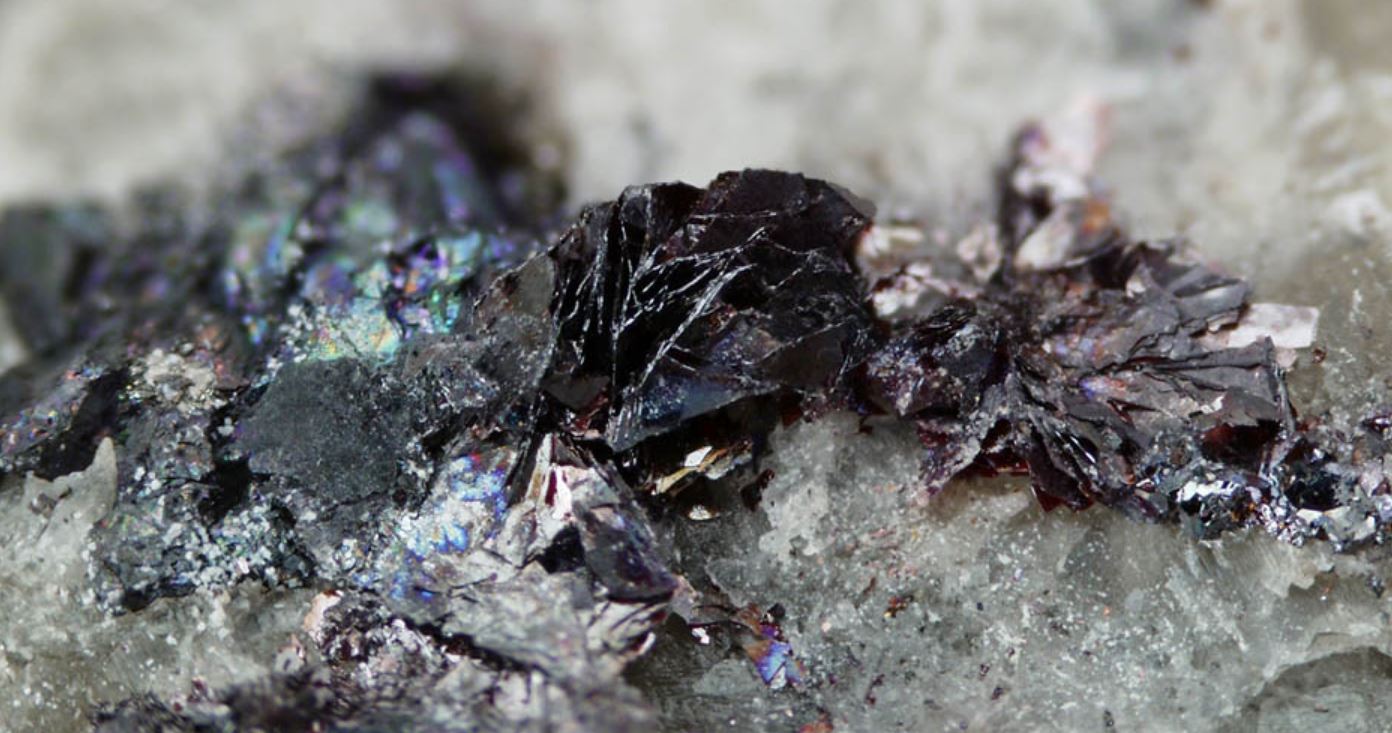 Ricercatore italiano scopre un nuovo minerale “da record”: cosa sappiamo sulla ferrofettelite