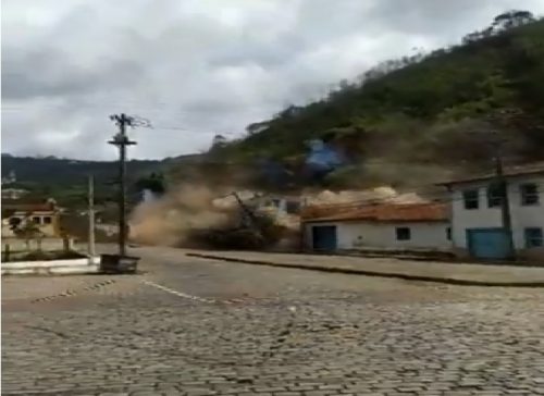 Brasile: crolla una collina sulle abitazioni. Paura a Ouro Preto. Il video