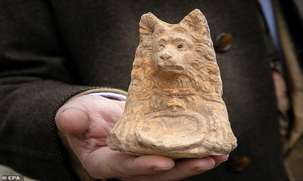 Roma: scoperta antica statuetta in terracotta raffigurante un cane