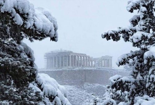 Atene sommersa dalla neve. Snownado ad Andros