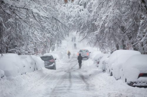 Forte tempesta di neve negli USA: tanti disagi, scuole chiuse e voli cancellati