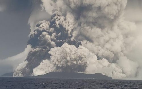 Eruzione Tonga: tsunami colpisce Giappone. Coste evacuate in California e Hawaii
