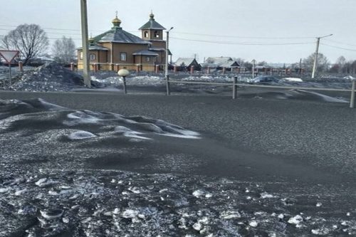 Russia: diversi villaggi ricoperti da neve nera