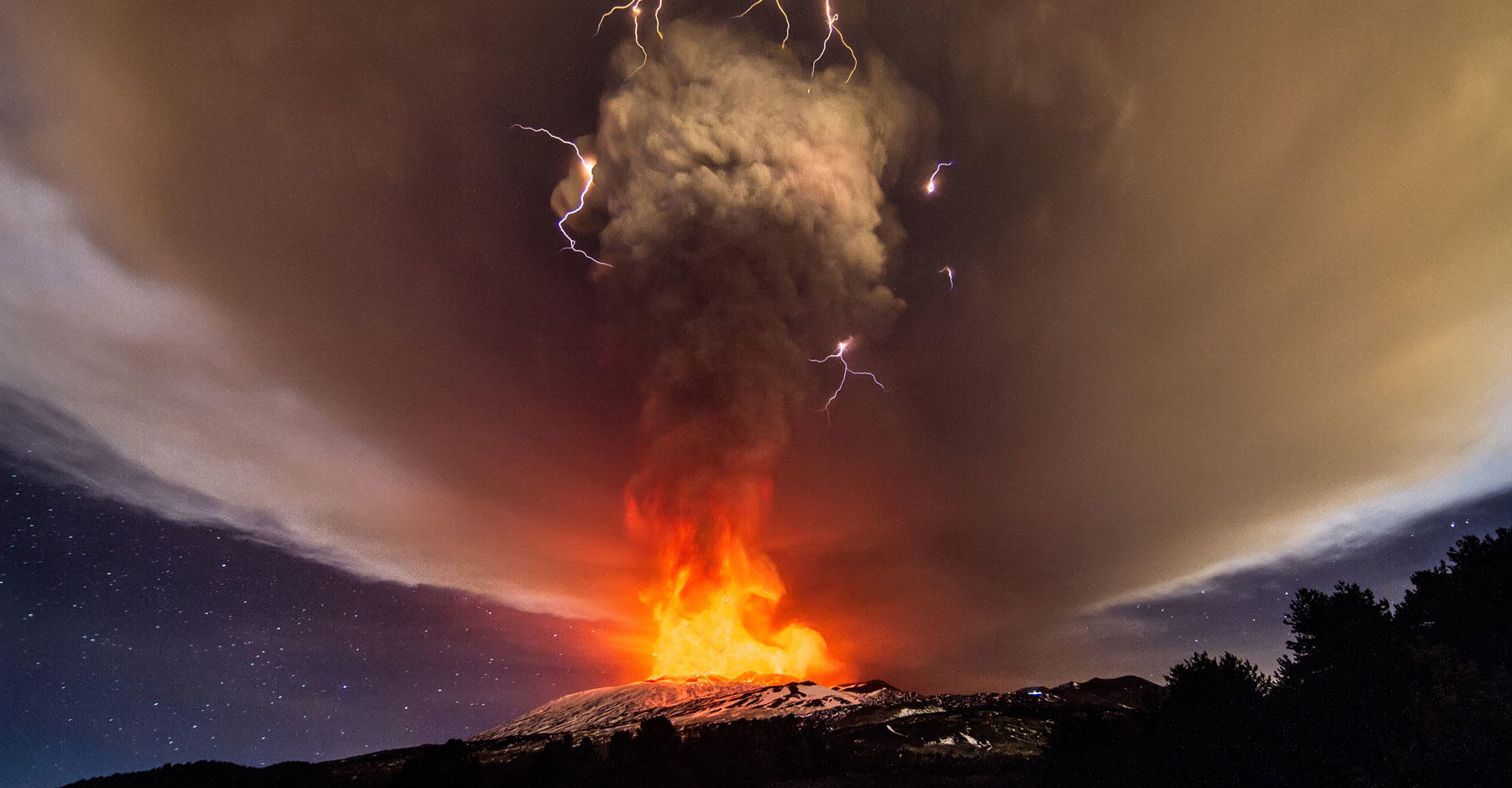 L’eruzione notturna dell’Etna regala un bellissimo spettacolo