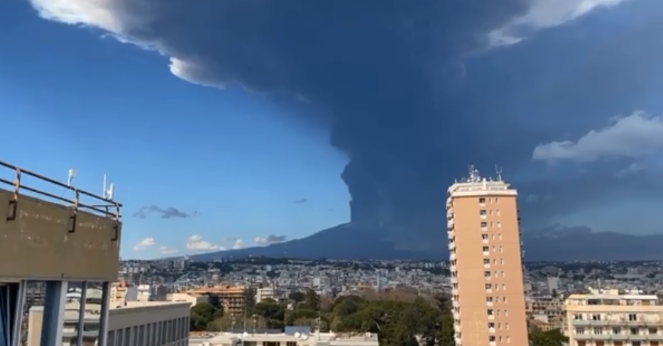 Etna: impressionante nube di cenere dal Cratere Sud Est. È alta oltre 10 chilometri