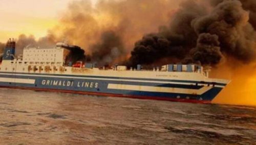 Divampa un rogo sul traghetto italiano con 237 passeggeri: il capitano ordina l’immediata evacuazione