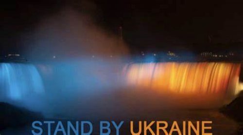 Guerra in Ucraina: le cascate del Niagara si illuminano di blu e giallo
