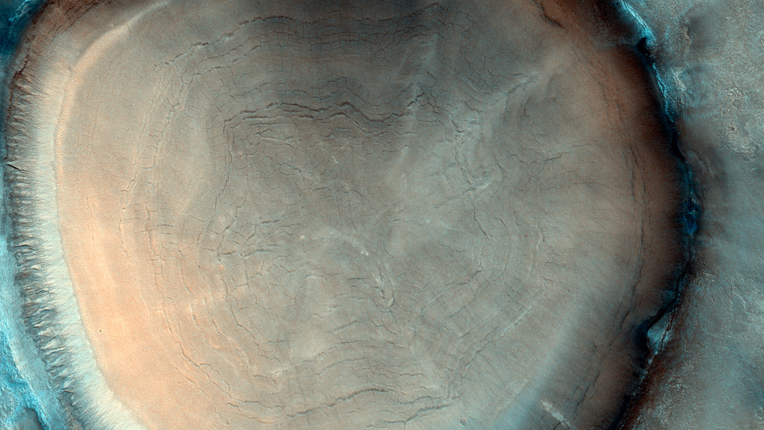 Spazio: l’interno di un cratere su Marte somiglia all’interno di un tronco d’albero