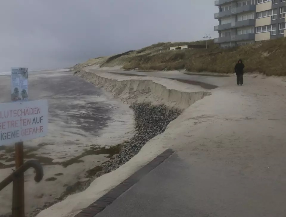 Germania: la tempesta Eunice fa scomparire la spiaggia di Wangerooge