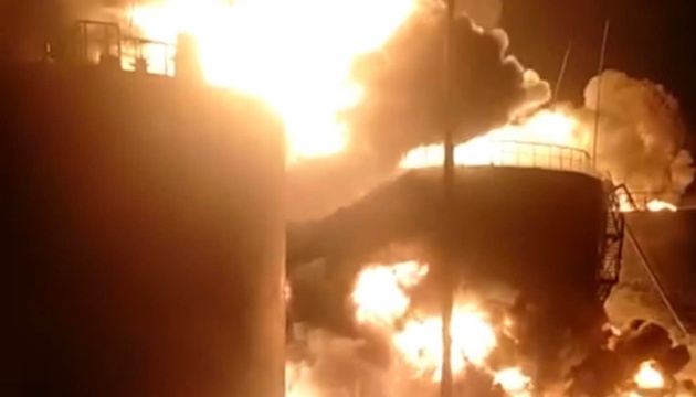 Ucraina: in fiamme deposito petrolifero a Vasylkiv. Rogo visibile a decine di chilometri