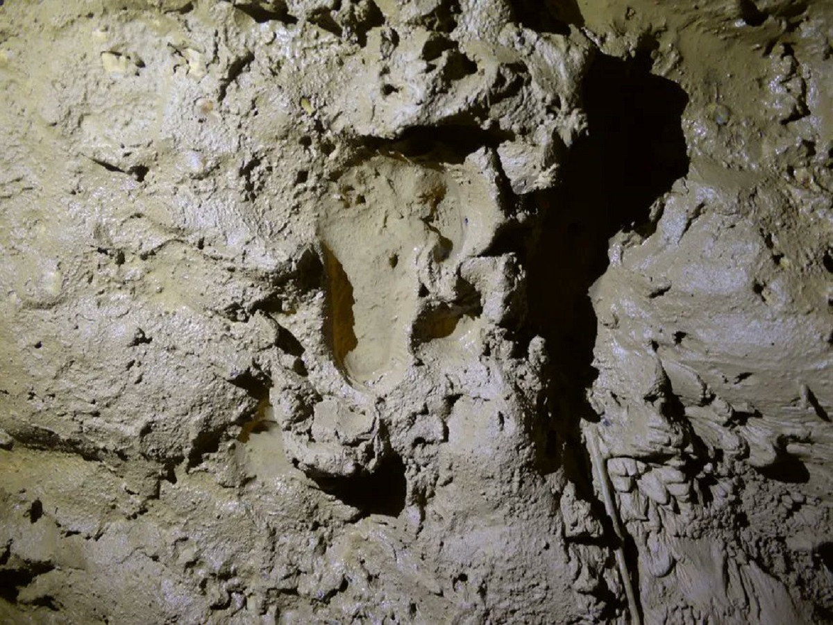 Caverna-e-necropoli-di-3000-anni-fa-1.jpg