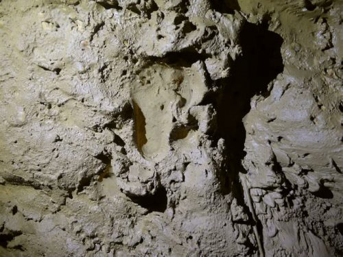 Operai eseguono un foro per porre un pilone per la luce, ma scoprono caverna e necropoli di 3000 anni fa