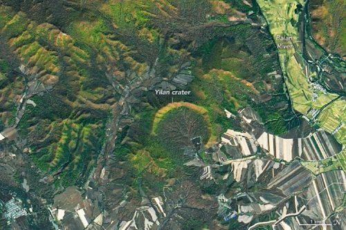 Individuato in Cina un enorme cratere da impatto a forma di mezzaluna