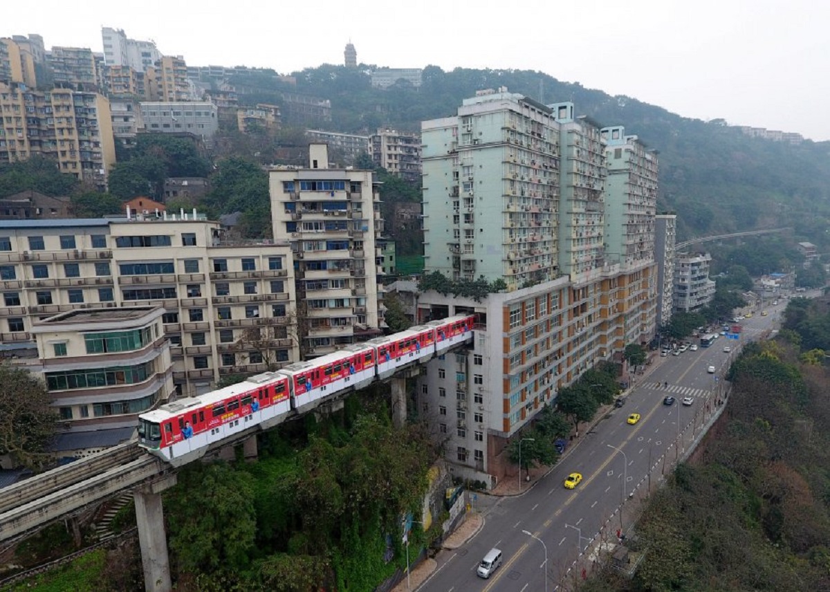 Cina: un treno metropolitano passa all’interno un condominio di 19 piani [VIDEO]