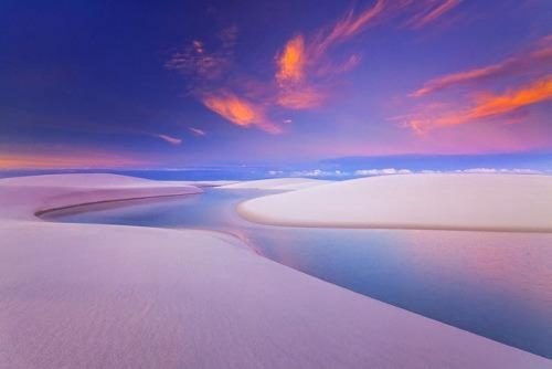 Un suggestivo deserto di sabbia cambia colore e forma col vento