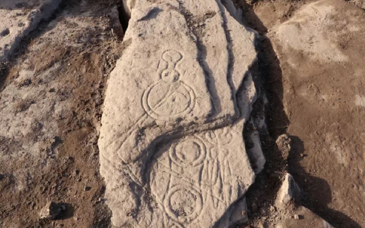 Scoperta un’antica pietra dei Pitti con simboli mai visti: cosa potrebbero significare?