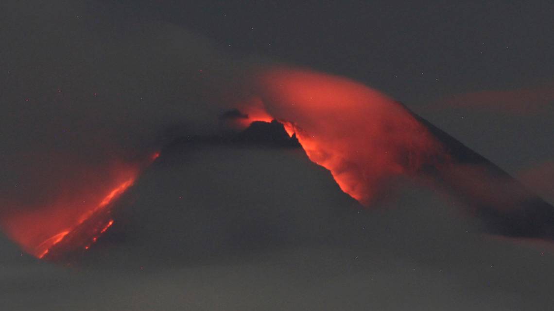 Erutta il Monte Merapi: evacuate oltre 200 persone. Il video