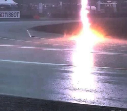 Fulmine colpisce il circuito di Mandalika durante il Gran Premio di MotoGP. Il video
