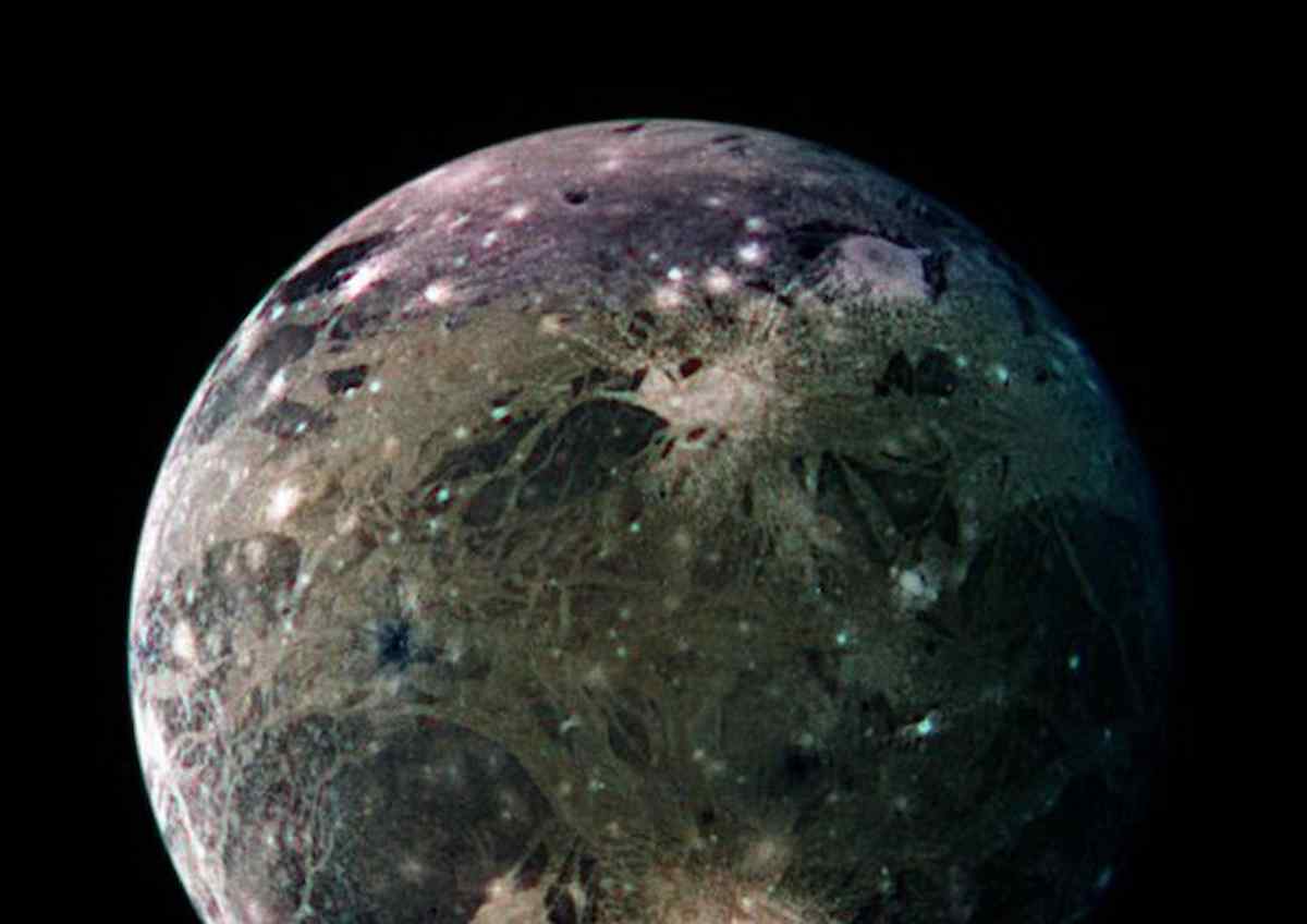 JUNO sorvola Ganimede, la gigantesca luna di Giove, osservando ‘fenomeni unici’