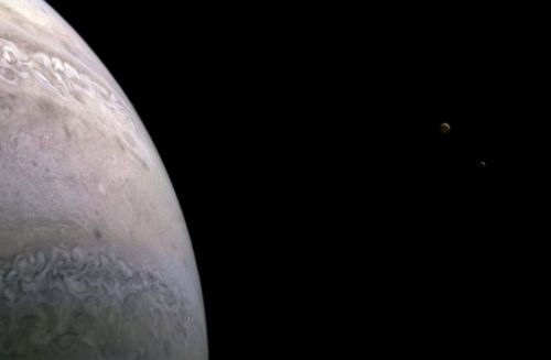 Giove: JUNO pubblica un’immagine del pianeta con i suoi ‘intriganti’ satelliti