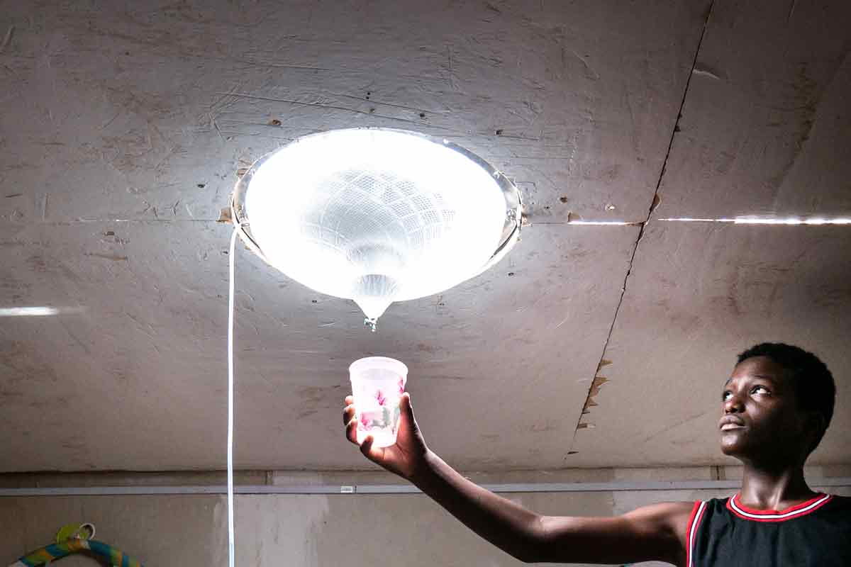 Cile: inventato lampadario che produce elettricità e acqua potabile gratis