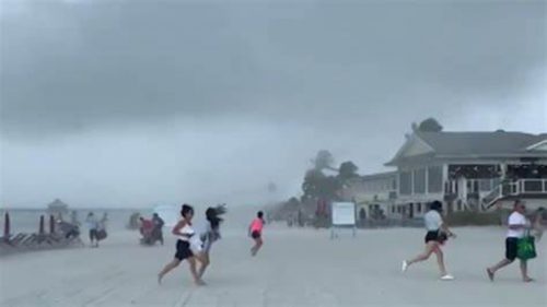 Paura in Florida: tromba marina raggiunge la spiaggia. VIDEO