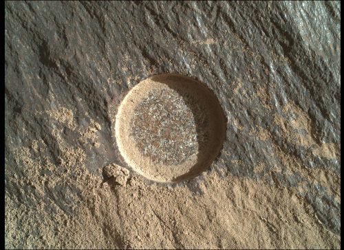 Marte: il rover Perseverance fotografa l’interno di una roccia