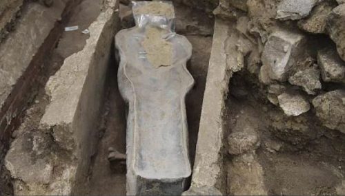 Scoperto un sarcofago dalla forma umana nella cattedrale di Notre-Dame: ispezionato l’interno