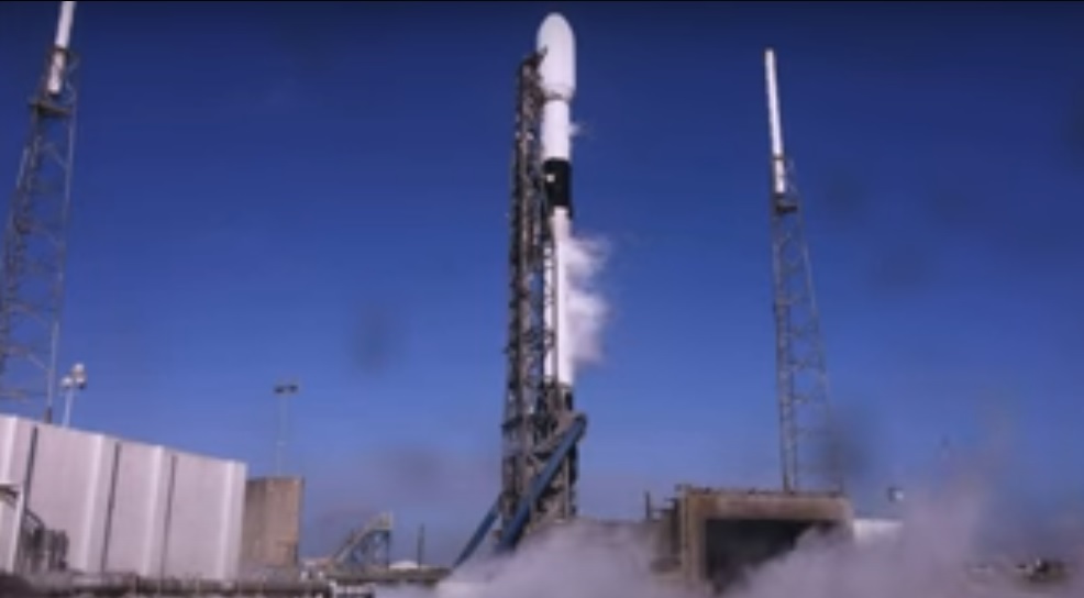 SpaceX lancia un razzo con 48 satelliti Starlink. Il video