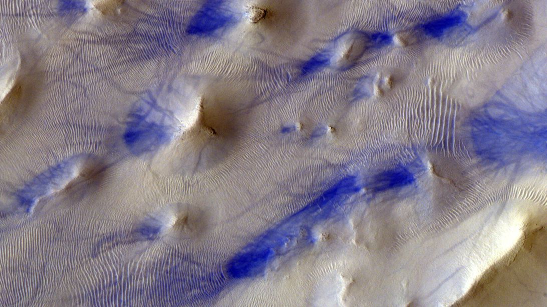 Marte: l’incredibile immagine che mostra tracce lasciate dai “dust devil”
