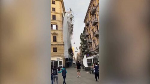 Paura a La Spezia: crolla un ponteggio a causa del forte vento. VIDEO