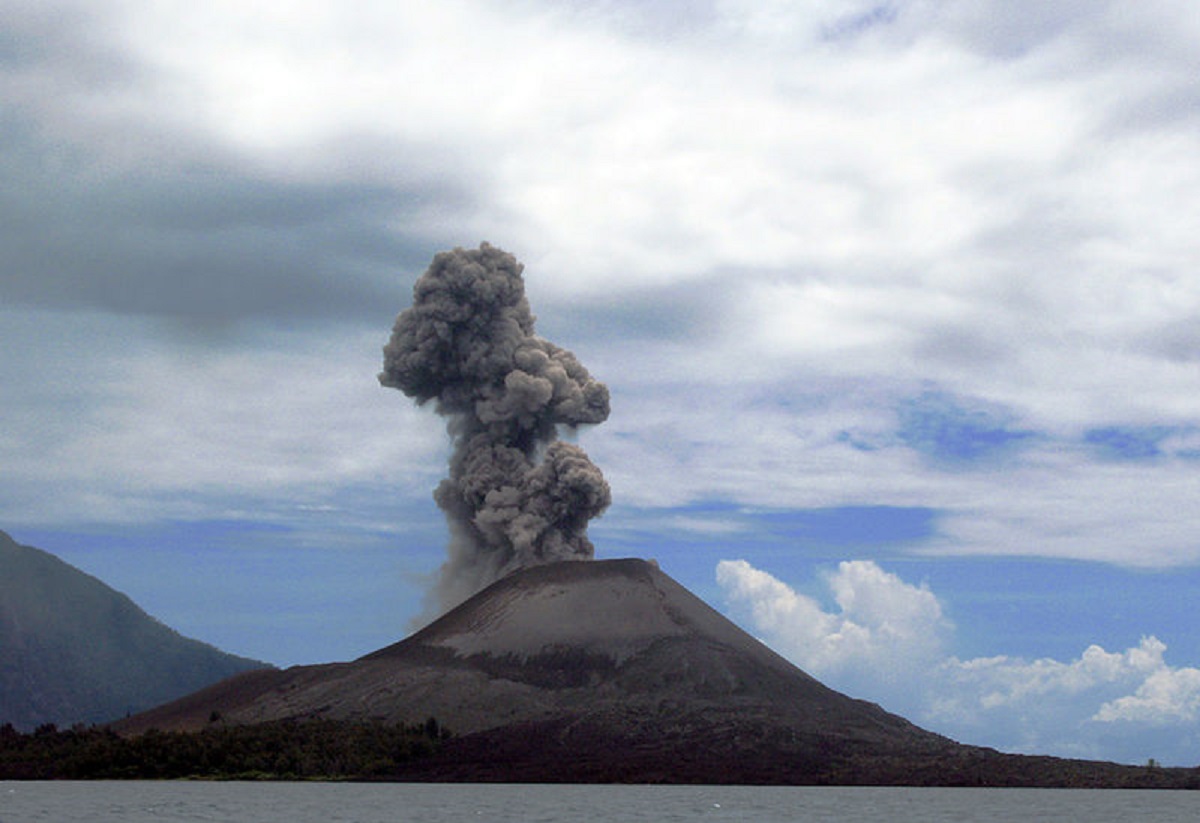 Vulcano Anak Krakatoa, alzato il livello di allerta fino a 3 su un massimo di 4